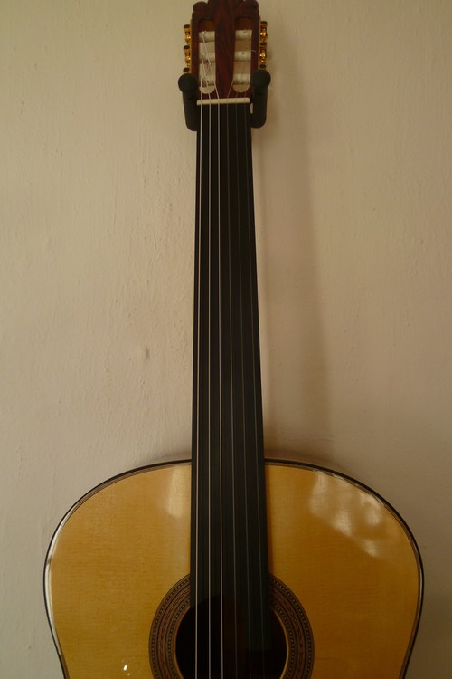 Modelo Orfeo Meistergitarre fretless. Luthier. Photo © UK