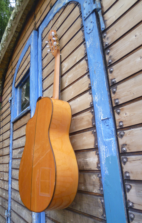 Kingsize Concertguitar Modelo Orfeo Flamenca Blanca  (Guitarras Calliope) Photo © UK